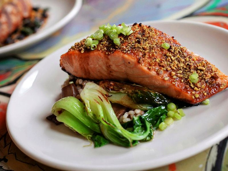 Gegrillter Fisch mit Zitrone