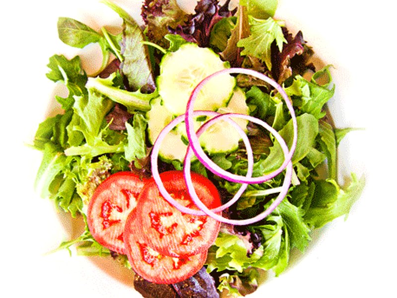 Gegrilltes Gemüse und frischer Bauernsalat