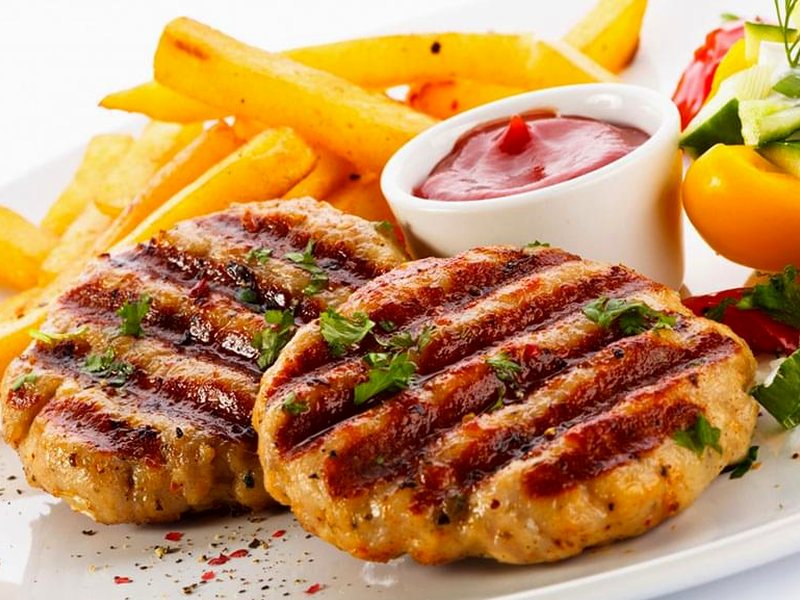 Pljeskavica – große Grillfrikadelle vom Balkan